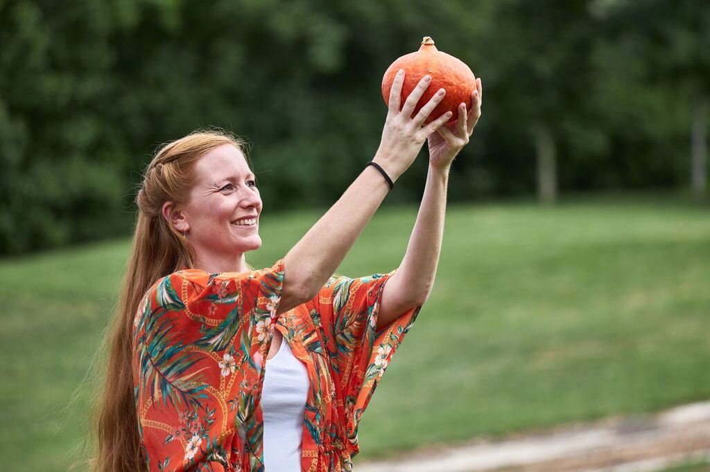 Katrin mit Kuerbis Qi Gong